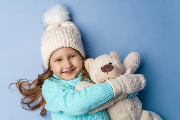 Felice Bambina Anni Con Capelli Biondi Berretto Maglia Maglione Guanti — Foto Stock