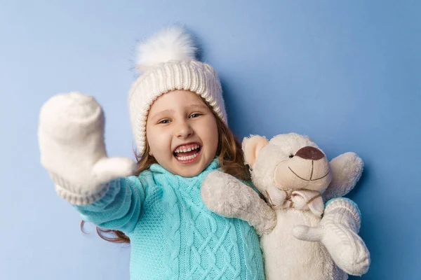 Χαρούμενο 5Χρονο Κοριτσάκι Ξανθά Μαλλιά Πλεκτό Πουλόβερ Και Γάντια Χαμόγελα — Φωτογραφία Αρχείου