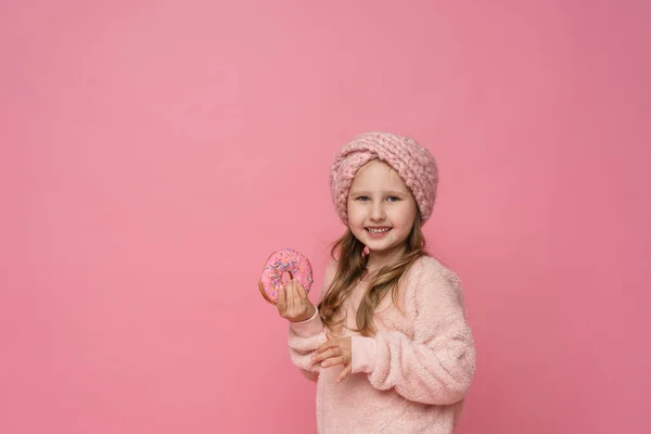 Menina Uma Camisola Fofa Uma Faixa Cabeça Sorrindo Com Donut — Fotografia de Stock