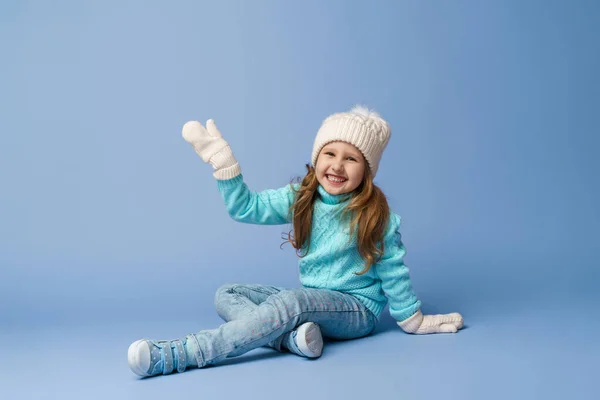 Glad Liten Flicka Gammal Med Blont Hår Vit Stickad Hatt — Stockfoto