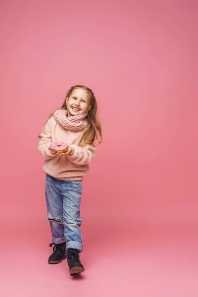 Menina Uma Camisola Fofa Uma Faixa Cabeça Sorrindo Com Donut — Fotografia de Stock