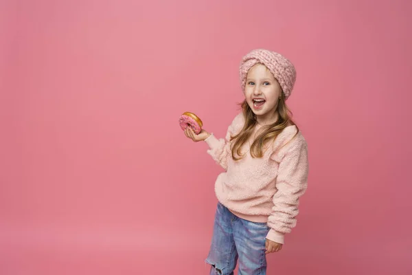 Menina Uma Camisola Fofa Uma Faixa Cabeça Sorrindo Com Donut — Fotografia de Stock