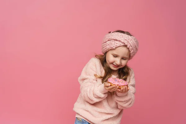 Маленька Дівчинка Пухнастому Светрі Пов Язці Посміхаючись Пончиком Руці Солодка — стокове фото