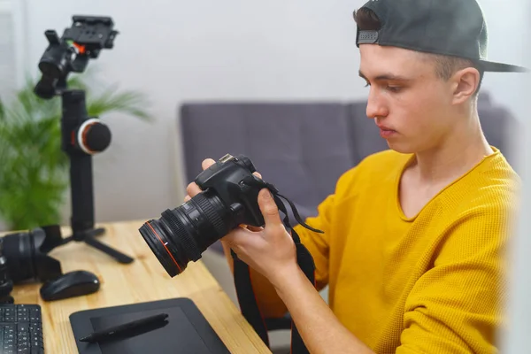 Ung Kille Fotograf Videograf Ställer Kameran Visar Bilder Och Videor — Stockfoto