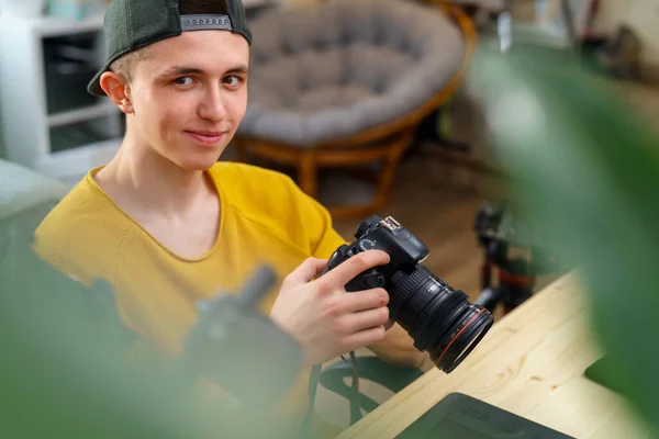 Porträtt Ung Kille Fotograf Videograf Justerar Kameran Ser Bilder Och — Stockfoto