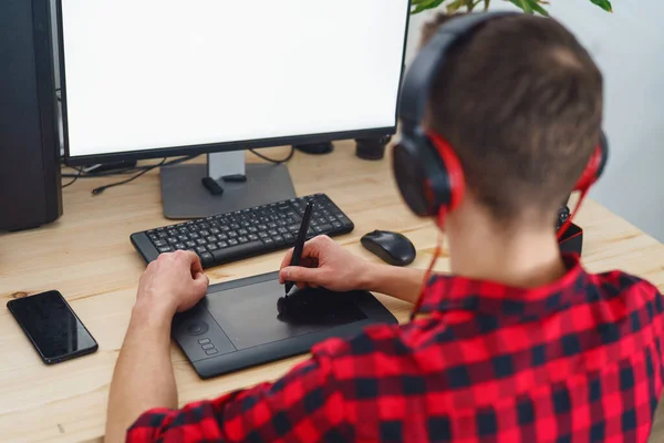 Bakifrån Vuxen Ung Kille Som Bär Hörlurar Använder Penna Tablett — Stockfoto