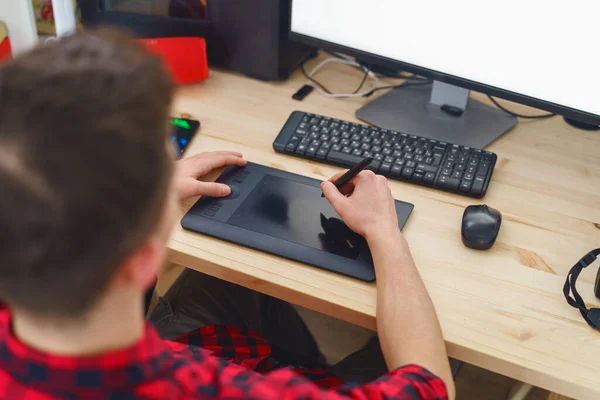 Närbild Ung Vuxen Kille Som Använder Penna Tablett Retuscherar Framför — Stockfoto