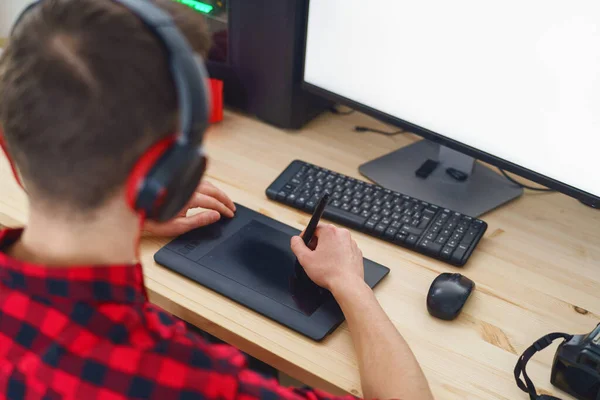 Bakifrån Vuxen Ung Kille Som Bär Hörlurar Använder Penna Tablett — Stockfoto