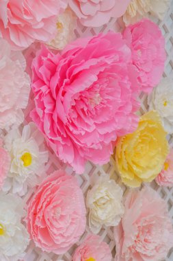 Çiçek kıvrımlı kağıttan yapılır. Büyük Kağıt Çiçekler. Şakayıklar. Pembe çiçekli arkaplan deseni. Çiçek kıvrımlı kağıttan yapılmıştır. Zarif çiçek süslemesi. Kopyalama alanını kapat. Dekorasyon