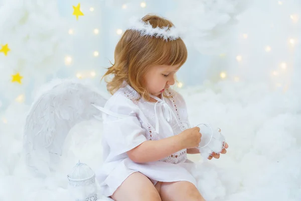 Маленька Мила Дівчинка Сукні Ангела Крилами Гало Сидить Хмарах Фоні — стокове фото