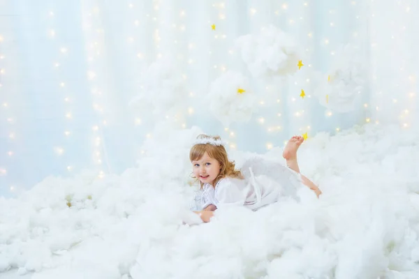 Klein Schattig Meisje Een Engel Jurk Met Vleugels Een Halo — Stockfoto