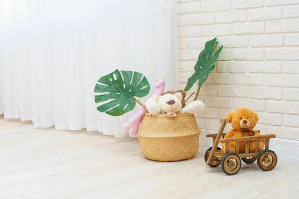 Stylish Bright Room Children Toys Natural Wicker Basket Teddy Bear — Stock Photo, Image