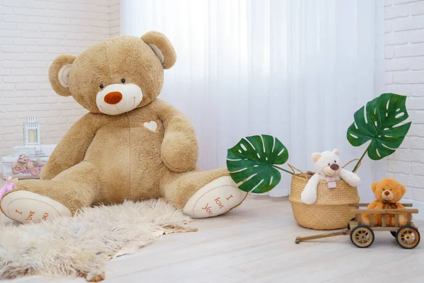 Huge Teddy Bear Sits Bright Room Toys Natural Wicker Basket — Stock Photo, Image