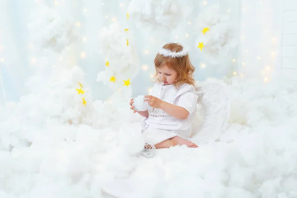 복장을 귀엽고 귀여운 소녀가 별들이 하늘에 있습니다 어린이 촬영을 아기는 — 스톡 사진
