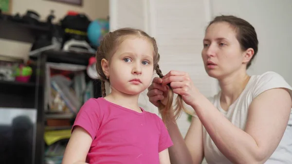 Mom Braids Little Girl Pigtail Home Woman Makes Hairstyle Her — Stock Photo, Image