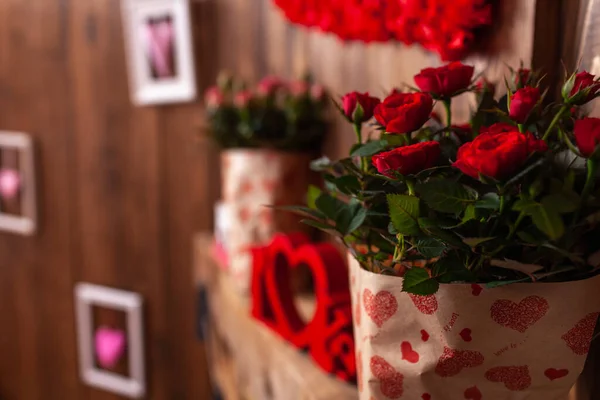 Červené Růžové Růže Květináčích Stojí Dřevěné Polici Pozadí Hnědých Dřevěných — Stock fotografie