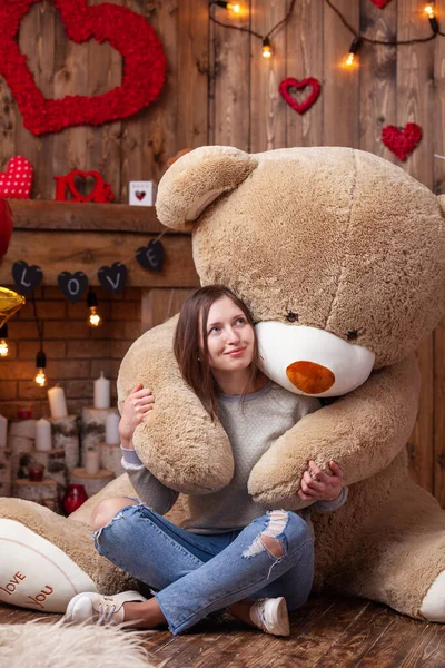 Attractive Young Woman Beautiful Background Photo Shoot Valentine Day Cuddling — Zdjęcie stockowe