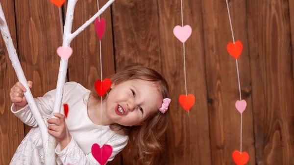 Boldog Kislány Gyönyörű Háttérrel Egy Fotózáshoz Valentin Napra Néz Mögül — Stock Fotó