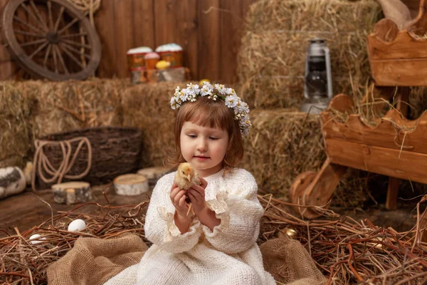 Una Niña Feliz Vestido Una Corona Sienta Nido Con Huevos —  Fotos de Stock