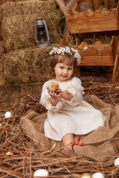 Uma Menina Feliz Vestido Uma Grinalda Senta Ninho Com Ovos — Fotografia de Stock