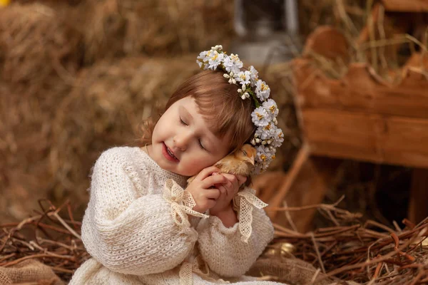 Uma Menina Feliz Vestido Uma Grinalda Senta Ninho Com Ovos — Fotografia de Stock