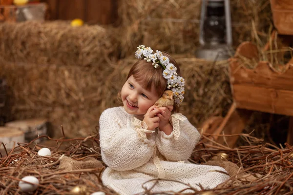 Uma Menina Feliz Vestido Uma Grinalda Senta Ninho Com Ovos — Fotografia de Stock