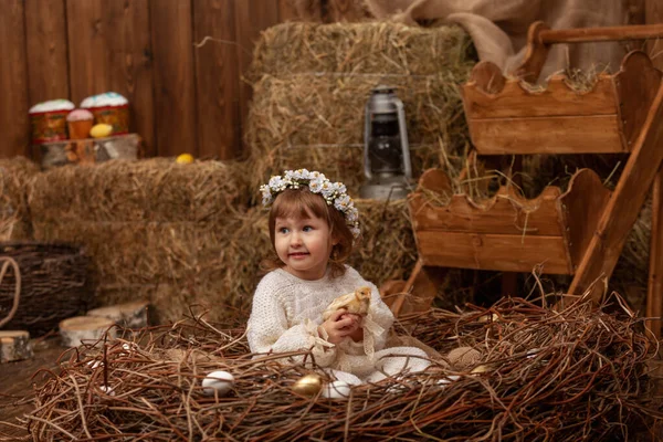 Счастливая Маленькая Девочка Платье Венок Сидит Гнезде Пасхальными Яйцами Осторожно — стоковое фото