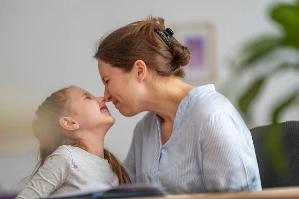Szerető Anya Megöleli Megcsókolja Lányát Otthoni Irodából Dolgozik Aranyos Gyerek — Stock Fotó