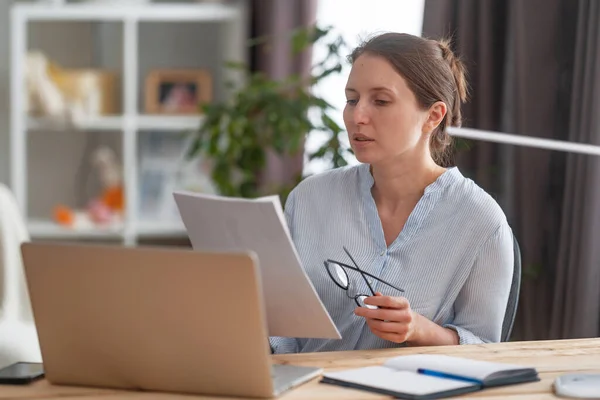 Las Mujeres Jóvenes Enfocadas Sientan Escritorio Los Administradores Del Hogar Imágenes De Stock Sin Royalties Gratis