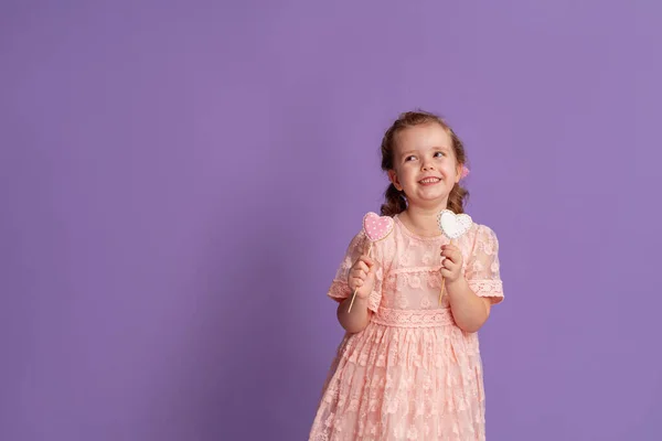 Menina Sorridente Vestido Rosa Macio Mantém Pão Gengibre Pau Forma — Fotografia de Stock