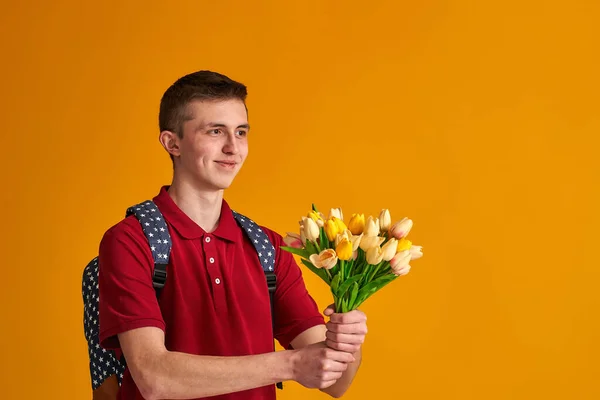 Boldog Tinédzser Diák Kockás Ing Hátizsák Tartja Csokor Tulipán Kezében — Stock Fotó