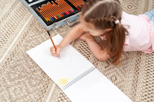 Pequena Menina Branca Bonito Desenhando Álbum Com Lápis Cor Deitado — Fotografia de Stock