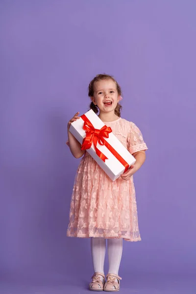 Pequena Menina Bonito Com Caixa Presente Com Fita Vermelha Fundo — Fotografia de Stock