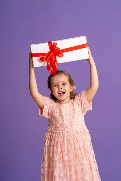 Pequena Menina Bonito Com Caixa Presente Com Fita Vermelha Fundo — Fotografia de Stock