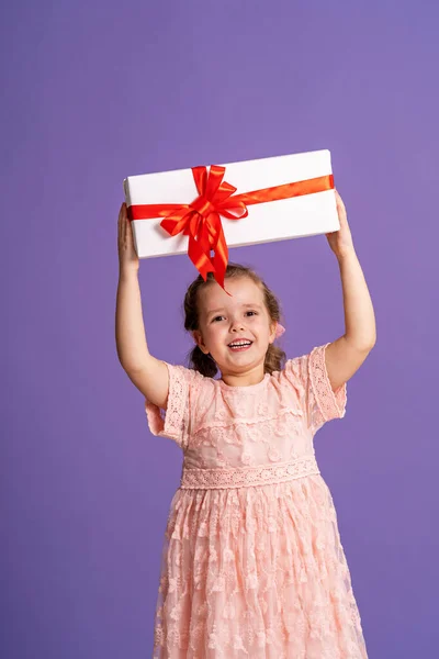 Pequena Menina Bonito Com Caixa Presente Com Fita Vermelha Fundo — Fotografia de Stock