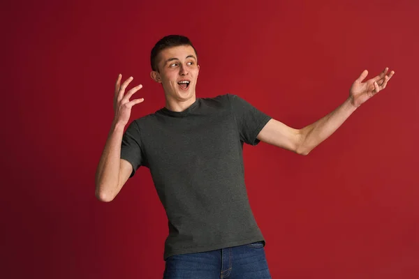 Adolescente Sorprendido Alegre Con Los Brazos Extendidos Una Sonrisa Feliz — Foto de Stock