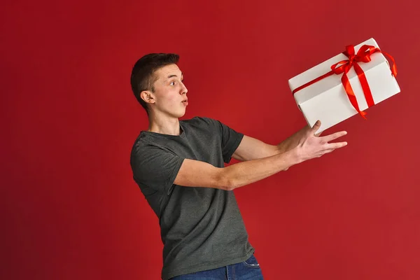 Surprised Young Guy Shocked Caucasian Teenager Casual Clothes Catches Large — Stock Photo, Image