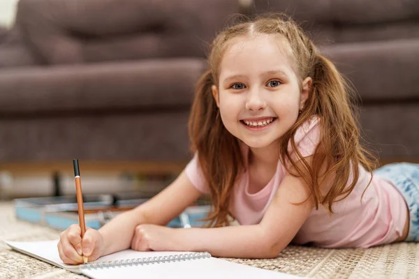 Küçük Beyaz Kız Çocuğu Renkli Kalemlerle Bir Albüm Çiziyor Yerde — Stok fotoğraf