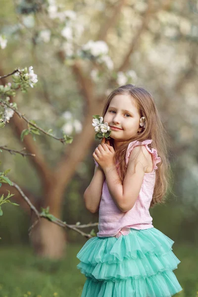 Niño Feliz Cinco Años Olfateando Flores Floreciente Huerto Cerezos Día —  Fotos de Stock