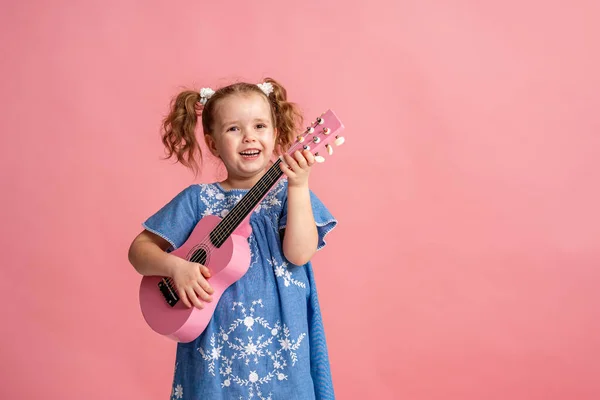 Menina Caucasiana Pouco Alegre Anos Idade Vestido Ganga Desempenha Ukulele — Fotografia de Stock