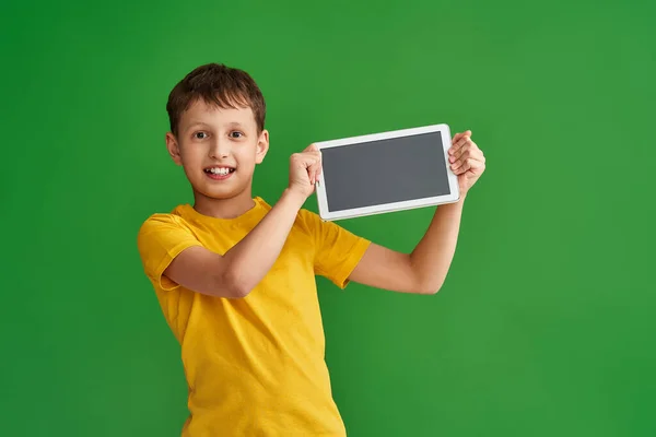 Muchacho Feliz Sostiene Tableta Nueva Del Ordenador Sus Manos Hacia — Foto de Stock