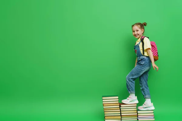 Щаслива Маленька Дівчинка Років Вільному Одязі Повнометражним Рюкзаком Піднімається Сходах — стокове фото