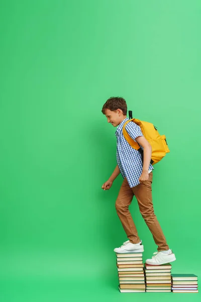Позитивний Річний Школяр Вільному Одязі Повнометражним Рюкзаком Піднімається Сходами Книг — стокове фото