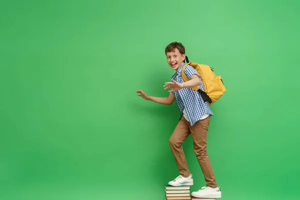 Pozitif Yaşında Bol Elbiseli Sırt Çantalı Bir Çocuk Yeşil Arka — Stok fotoğraf