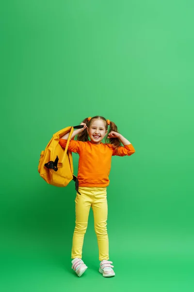 Tillbaka Till Skolan Glad Liten Skolflicka Med Två Hästsvansar Fashionabla — Stockfoto