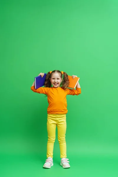 Glad Liten Skolflicka Med Två Hästsvansar Moderiktiga Kläder Med Böcker — Stockfoto