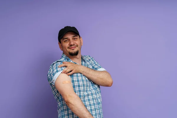 Homem Vacinado Sorridente Alegre Tampão Mostrando Sua Mão Com Remendo — Fotografia de Stock