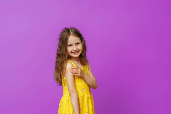 Happy Smiling Vaccinated Little Girl Показав Свою Руку Візерунком Після — стокове фото