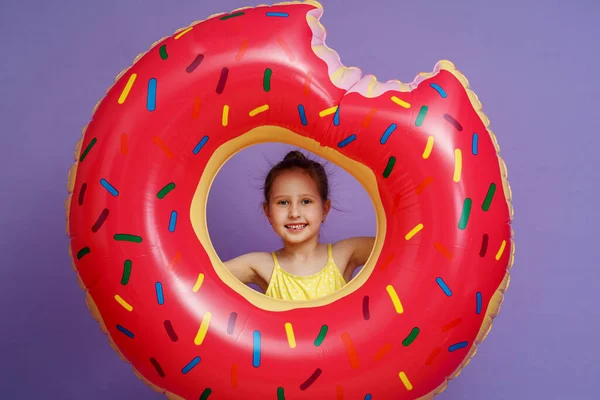 Счастливая Маленькая Эмоциональная Девочка Купальнике Надувным Кругом Форме Пончика Детские — стоковое фото