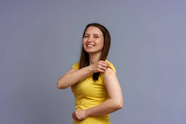 Felice Sorridente Vaccinato Giovane Donna Mostrando Sua Mano Con Patch — Foto Stock